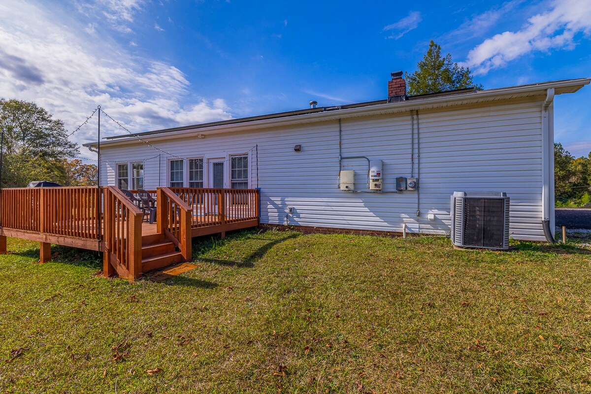 4- BR Country House near everything. 2 acres - Photo 2