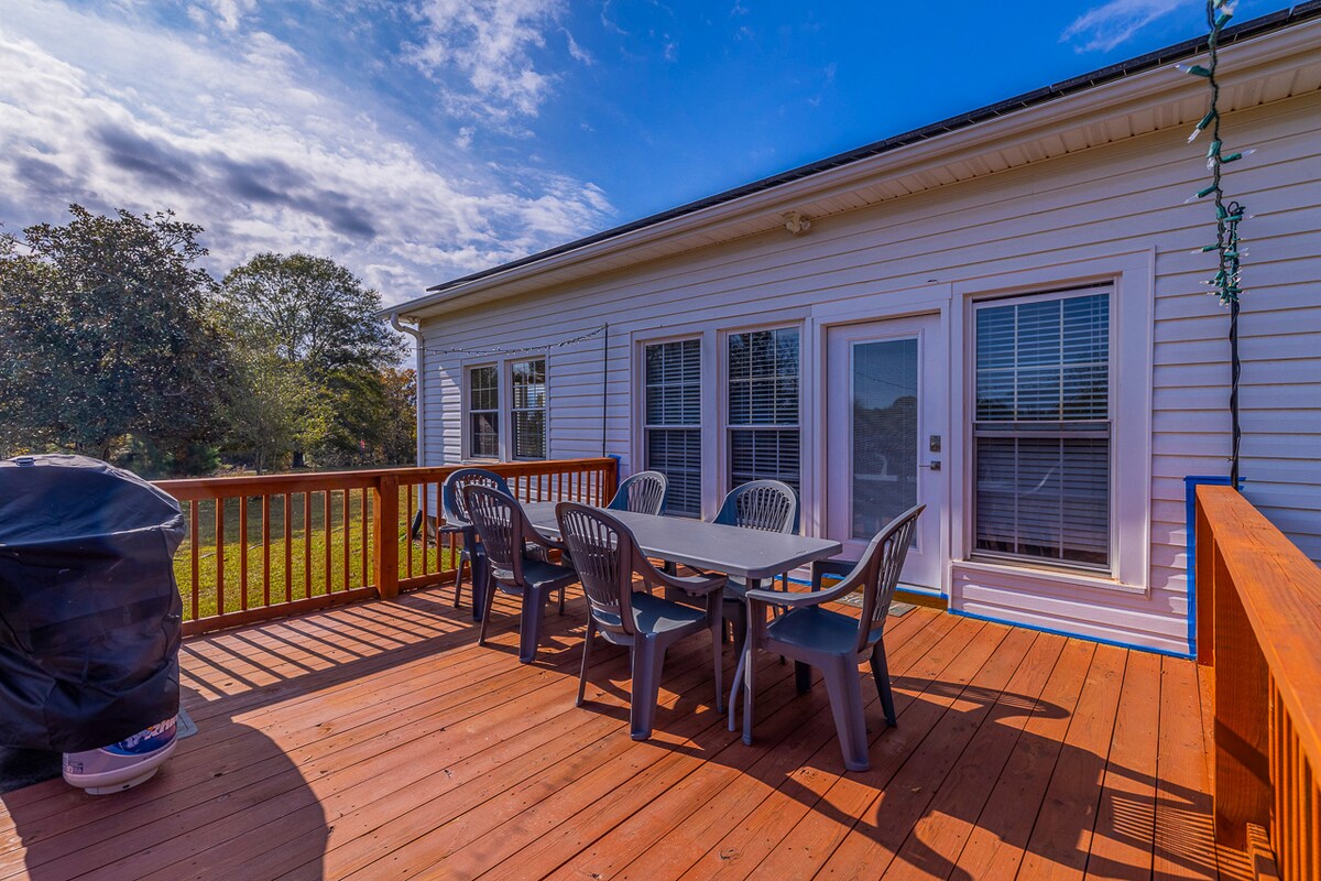 4- BR Country House near everything. 2 acres - Photo 3